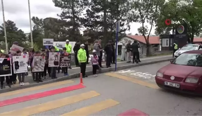 Öğrenciler trafik polisi oldu, trafik kurallarına dikkat çekti