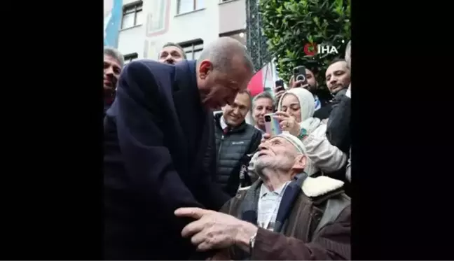 Cumhurbaşkanı Erdoğan, İstanbul mitinginde merdivenleri yürüyerek çıkan Hüseyin Bayraktar ile hatıra fotoğrafı çektirdi