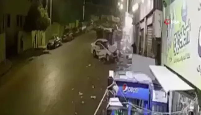 Hızla gelen minibüs park halindeki araca çarparak yayları ezdi: 2 ölü, 6 yaralı