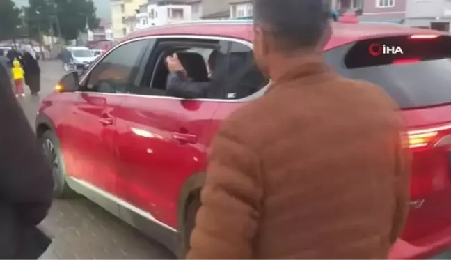 Yağmurun altında saatlerce TOGG'u beklediler