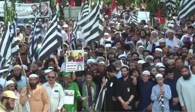 Pakistan'da eski Başbakan Khan'ın serbest bırakılması protesto edildi