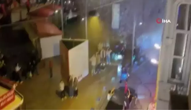 Galata Kule Meydan'da asker eğlencesi için yolu trafiğe kapatıp, böyle eğlendiler