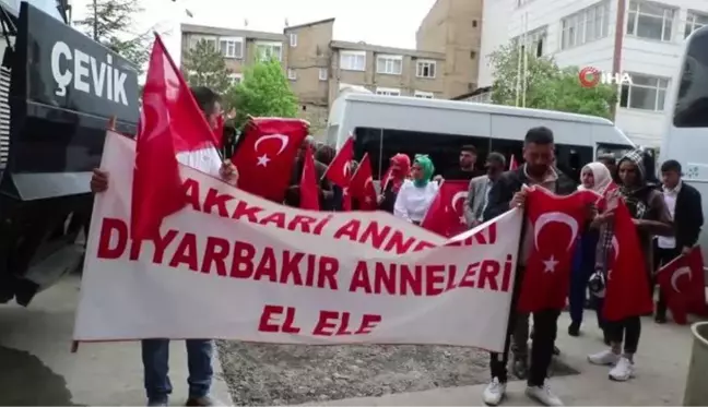 Hakkari'de annelerin evlat nöbeti devam ediyor