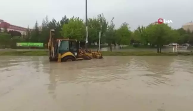 Başkent'te köprü altları sel suları altında kaldı