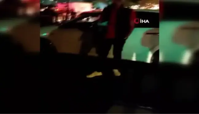 Işıklara yakalanmamak için hız yapınca otomobile çarpıp kaçtı: 3 yaralı