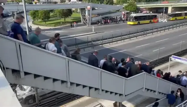 Yenibosna'da Metrobüs Kuyruğu Üst Geçidi Kilitledi