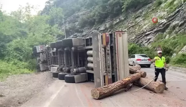 Tomruk yüklü tır devrildi, sürücüsü ağır yaralandı