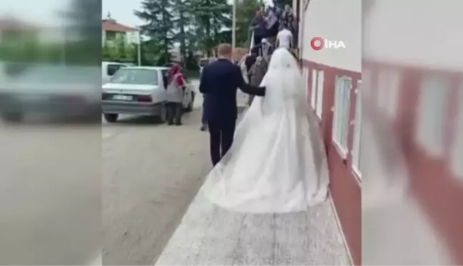 Gelinle damat oy kullanarak düğüne gitti