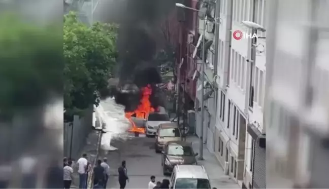 Beyoğlu'nda park halindeki araç alev alev yandı