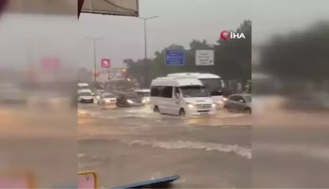 Antalya'da Şiddetli Yağmur Araçları Yolda Bıraktı