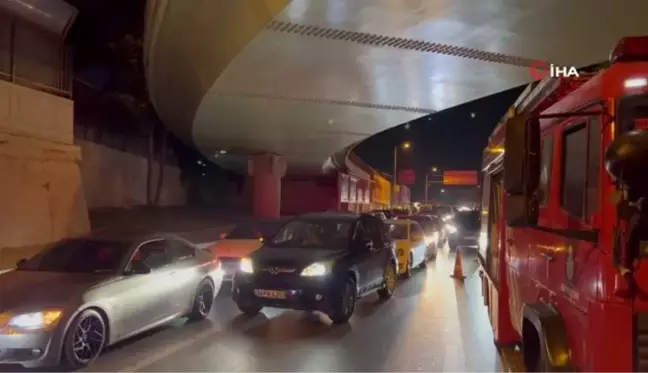 Bakırköy'de Üst Geçide Takılan Tır Devrildi