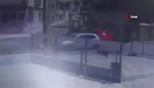 Otomobile çarpan bisikletli çocuk yaralandı...Kaza anı kamerada