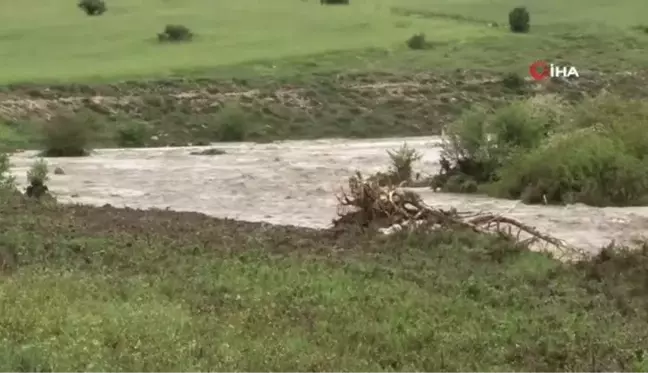 Eskişehir'de Sağanak Sonrası Dere Taştı, Karayolu Balçıkla Kaplandı