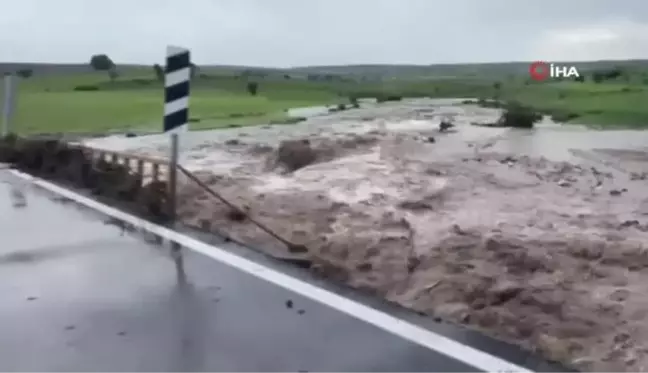 Eskişehir'de Sağanak Sonrası Dere Taştı, Karayolu Balçıkla Kaplandı