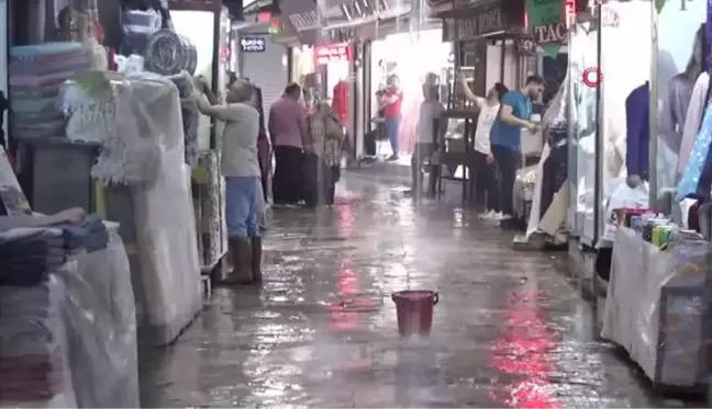 İzmir'i yine sel vurdu: Tarihi Kemeraltı Çarşısı sular altında kaldı