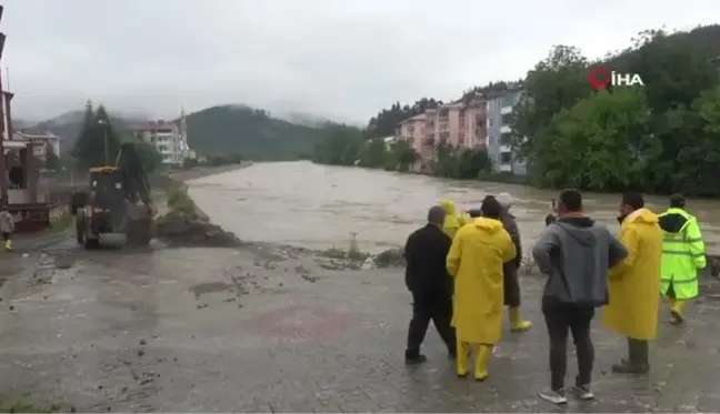 Kastamonu'da Oyun Oynarken Selde Mahsur Kalanlar Masaların Üzerine Çıkarak Korundu