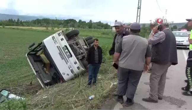 Tarlaya uçan midibüs de kimse yaralanmadı