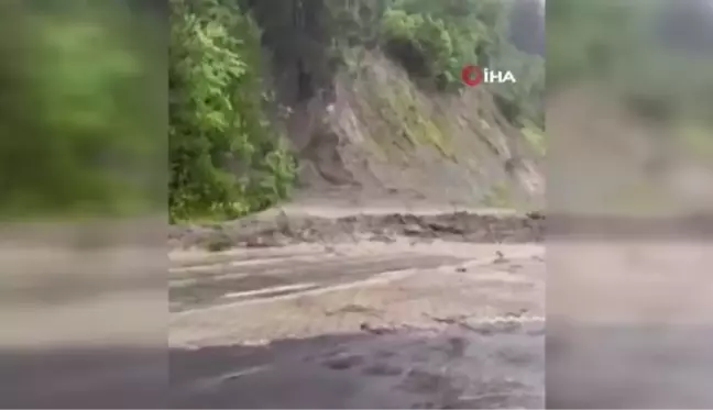 Çatalzeytin'de yaşanan heyelan anı kamerada