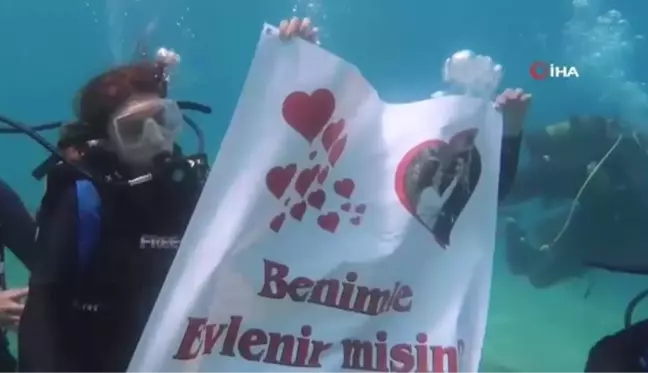 Fethiye'de Deniz Altında Afişli Evlilik Teklifi