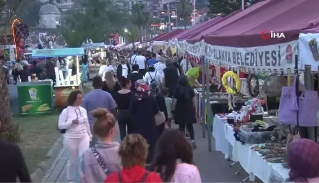 Yıldız Tilbe, Alanya Uluslararası Turizm ve Sanat Festivali'nde sahne aldı