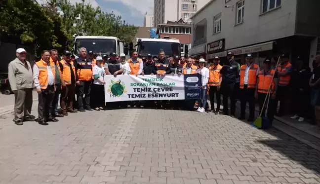 Esenyurt Belediye Başkanı Kemal Deniz Bozkurt, Dünya Çevre Günü'nde sokakları süpürdü