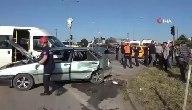 Samsun'da minibüs kavşakta iki araca çarptı: 7 yaralı