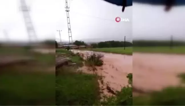 Malatya'da sağanak etkili oldu: Yollar dereye döndü, bazı evleri su bastı