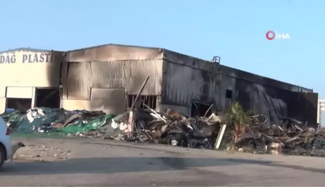 Mersin'deki plastik fabrikasında çıkan yangında hasarın boyutu gün ağarınca ortaya çıktı