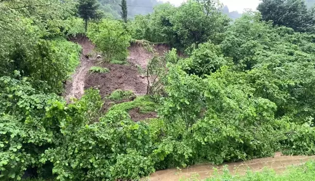 Trabzon'da Sağanak Yağış Sonrası Heyelan Meydana Geldi