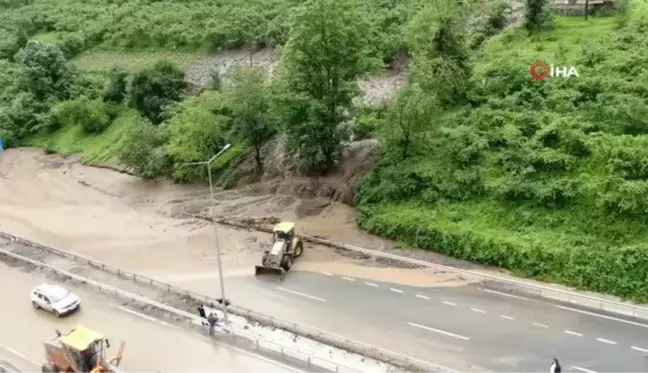 Trabzon-Gümüşhane karayolunda ulaşım tek şeritten sağlanıyor