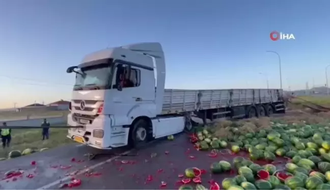 Devrilen karpuz yüklü tır karayolunu ulaşıma kapattı