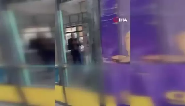 Tramvay kamyonun kasasına çarptı