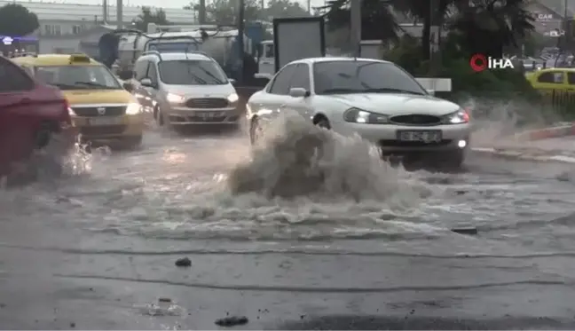 Bandırma'da cadde ve sokaklar göle döndü