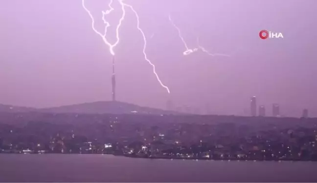 İstanbul'da Şimşek Görüntüleri Kameraya Yansıdı