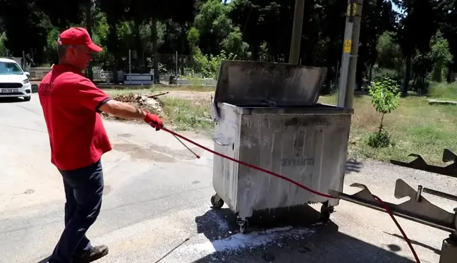 Menderes Belediyesi Çöp Konteynerlerinin Bakımını Özel Ekip İle Yapıyor