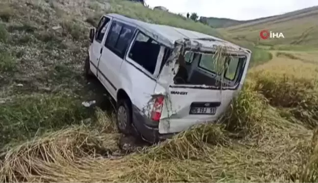 Sungurlu'da minibüs tarlaya uçtu: 1 ölü