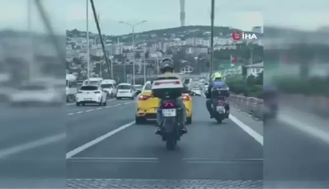 15 Temmuz Şehitler Köprüsü'nde taksi ile motosikletlinin kavgası kamerada