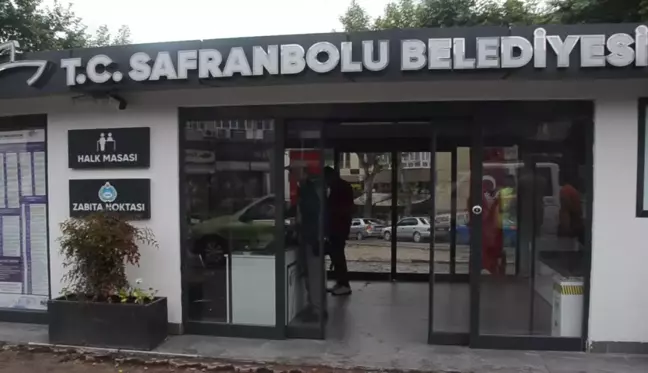 Temizlik görevlisi bulduğu cüzdanı sahibine teslim etti