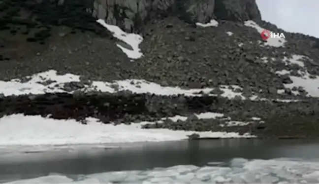 Kaçkar Dağları eteklerindeki buz tutmuş göle girerek yüzdü