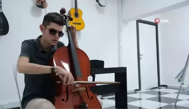 Otizmli ve görme engelli genç başarı basamaklarını müzikle tırmandı