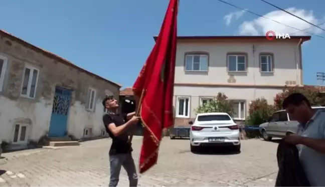 Balıkesirli Gençler 70 Yıllık İpek Bayrakla Törenlere Katılıyorlar