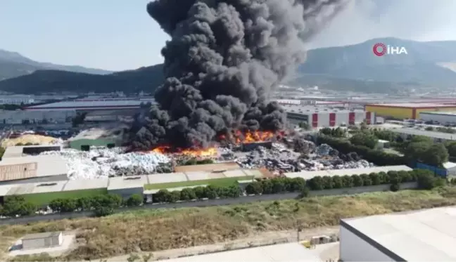 Manisa'da Geri Dönüşüm Fabrikasında Yangın Çıktı