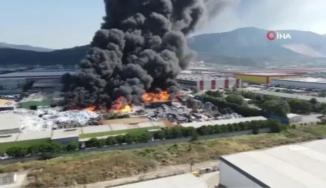 Geri dönüşümdeki yangın idari binaya da sıçradı