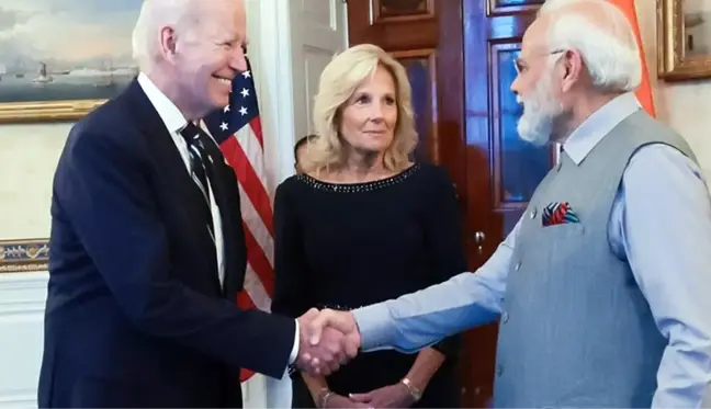 Joe Biden'ın Hindistan Başbakanı Narendra Modi'nin elini uzun süre bırakmayınca eşi ne yapacağını şaşırdı