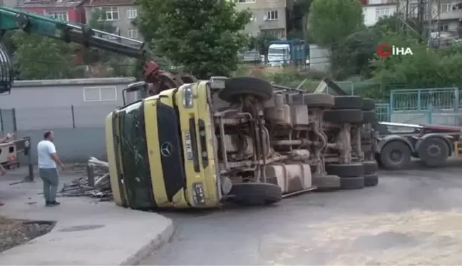 Sarıyer'de hurda yüklü kamyon yan yattı, sürücü yaralandı