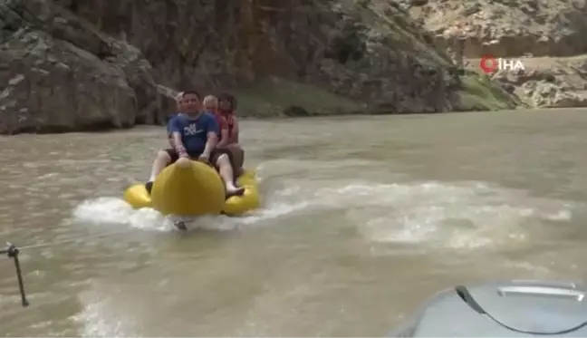 Fırat Nehrinde yapılan su sporları renkli görüntüler oluşturuyor