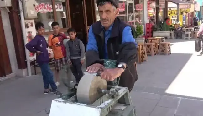 35 Yıllık Bıçak Ustası, Tezgahı ile Sokak Sokak Gezip Bıçakları Biliyor