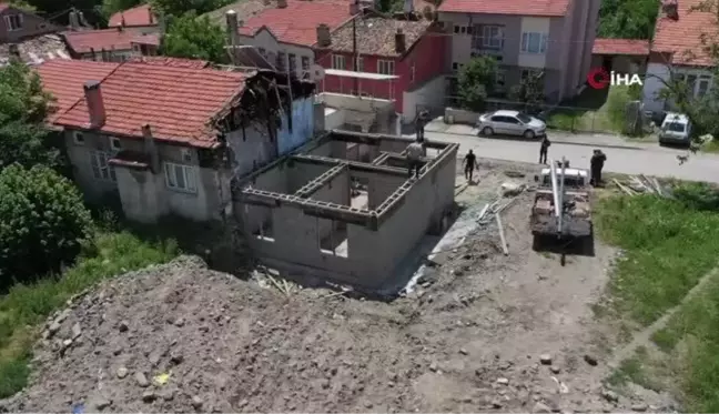 Benzinle tutuşturmak istediği sobadan çıkan yangında evini kaybeden kadına belediye yardım eli uzattı