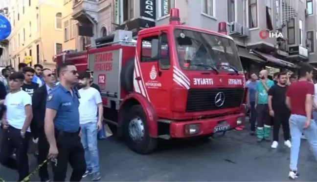 Taksim'de intihar etmek isteyen şahsı polis ekipleri kelepçeleyerek kurtardı