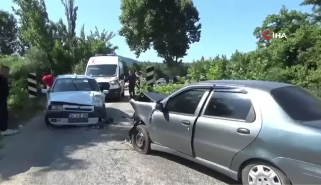 Bayramiç'te iki araç kafa kafaya çarpıştı: 8 yaralı